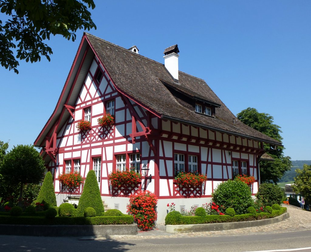 Kaiserstuhl, gepflegtes Fachwerkhaus am Ortsrand, Juli 2013