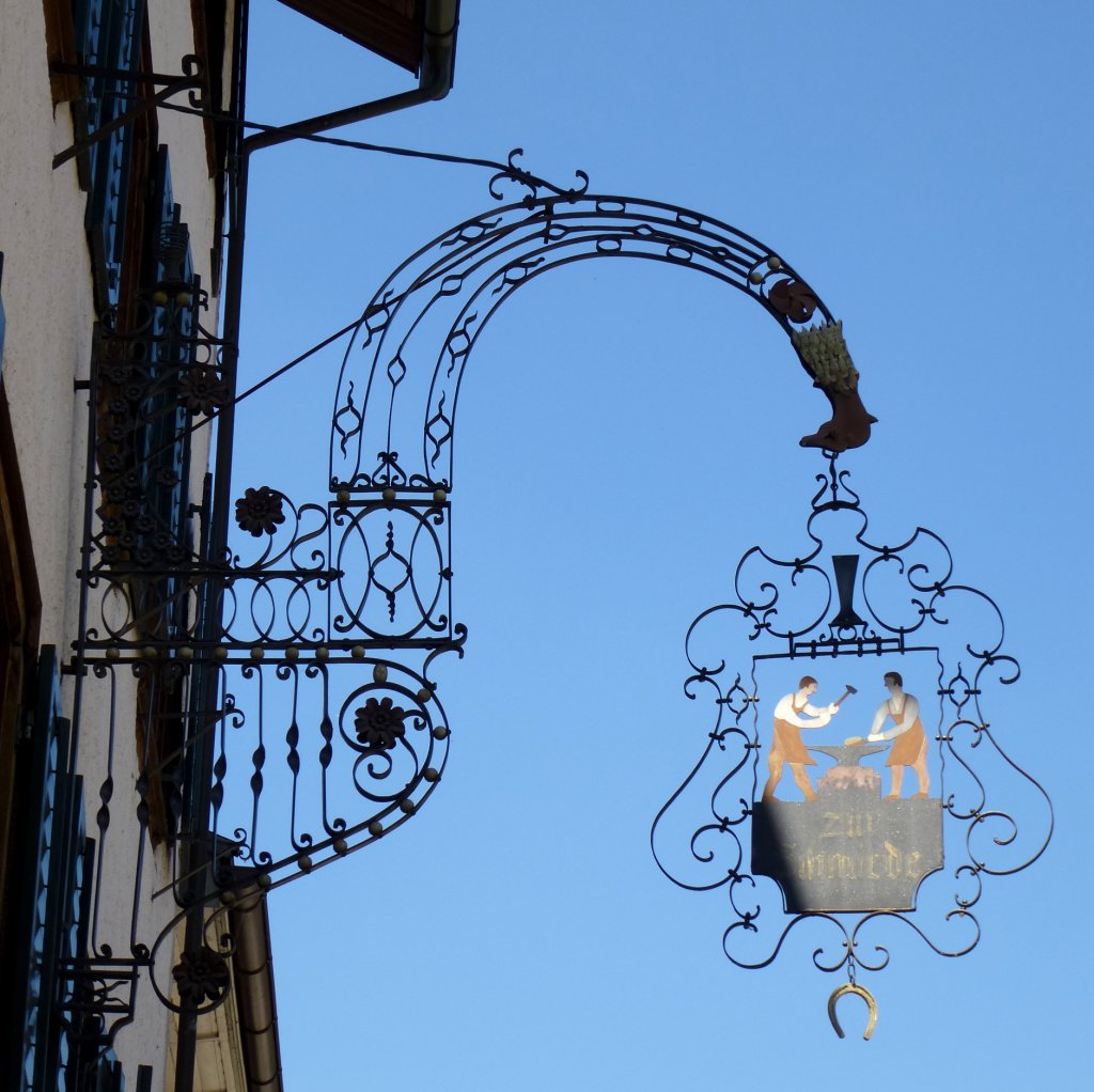 Kaiserstuhl/Schweiz, Zunftschild einer ehemaligen Schmiede, Juli 2013