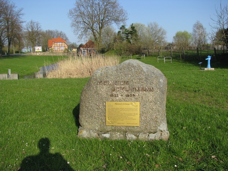 Kalkhorst (NWM); Gedenkstein fr den Entdecker von Troja, Heinrich Schliemann, 17.04.2010