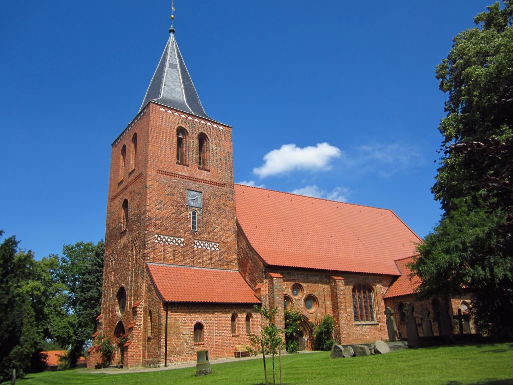 Kalkhorst, St. Laurentius Kirche, erbaut von 1240 bis 1250 mit reicher barocker Ausstattung (12.07.2012)