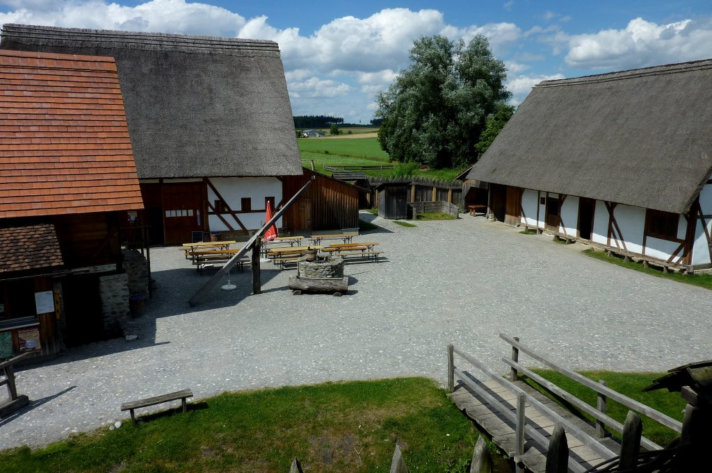 Kanzach, Blick vom Wohnturm in den Innenbereich der nachgebauten Bachritterburg, Aug.2012