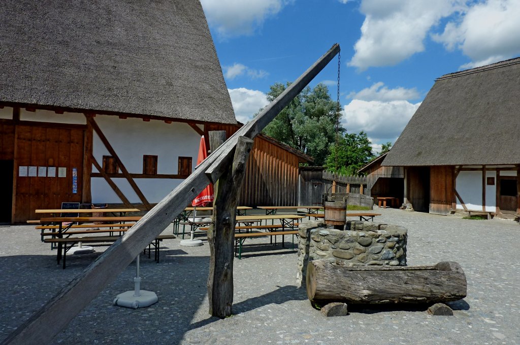 Kanzach, Freilichtmuseum Bachritterburg, Hebearm-Brunnen links dahinter der Pferdestall mit Scheune, Aug.2012