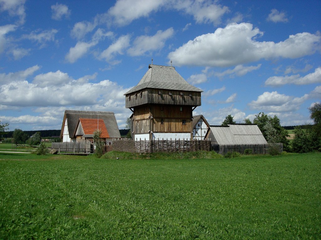 Kanzach in Oberschwaben, die Bachritterburg, ein Nachbau aus der Zeit um 1230 ist ein Freilichtmuseum, Aug.2008 