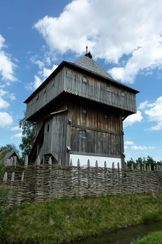 Kanzach, der Wohnturm der Bachritterburg, ein Nachbau aus dem Jahr 2001, Aug.2012