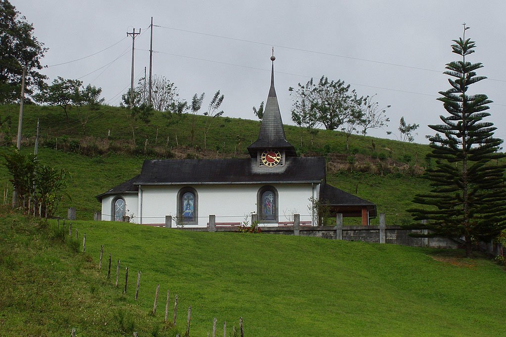 Kapelle von Los Heroes am Arenalsee in Costa Rica. Erbaut 1997 unter der Leitung von Franz Ulrich nach Schweizer Vorbild. Aufnahme vom 05. Mrz 2006, 15:21