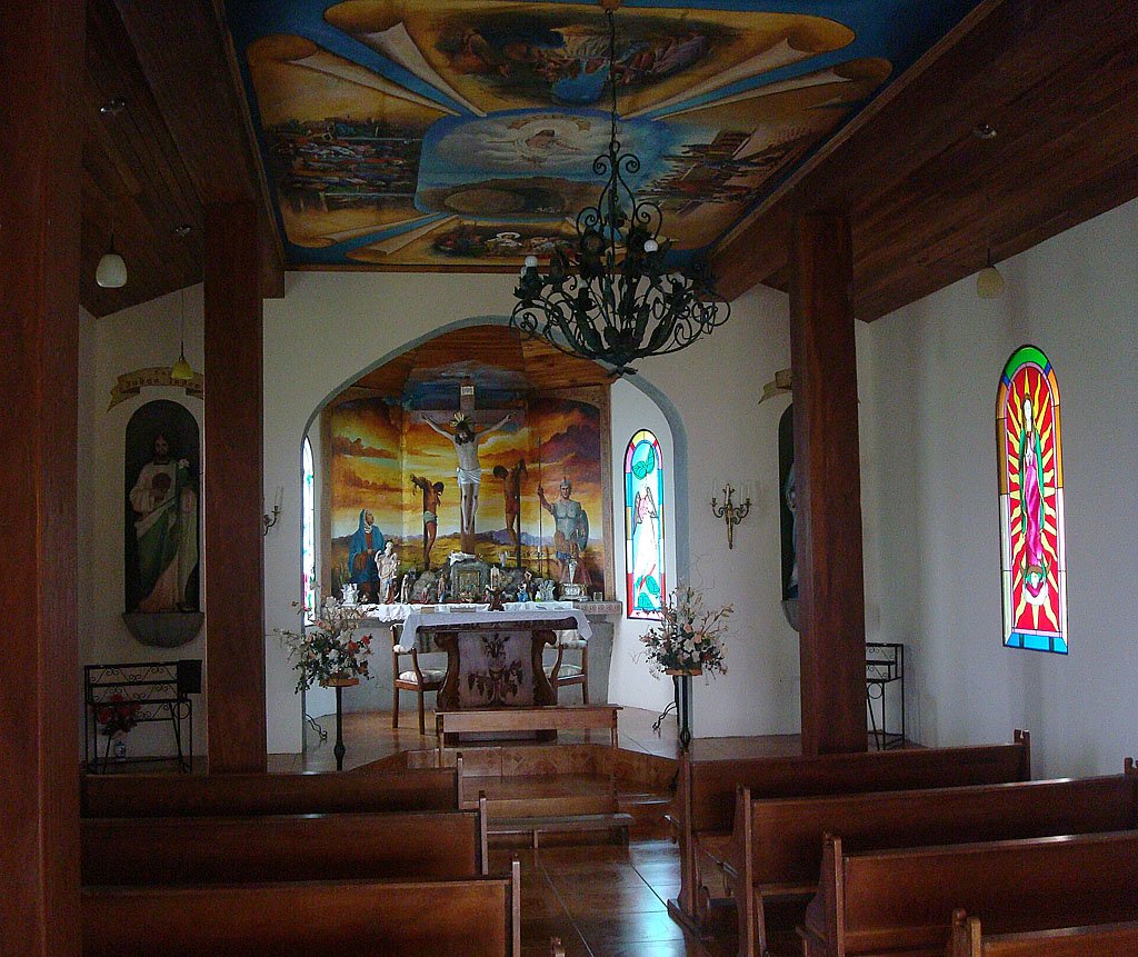 Kapelle von Los Heroes am Arenalsee in Costa Rica. Erbaut 1997 unter der Leitung von Franz Ulrich. Innenaufnahme vom 08. Jan. 2010, 11:13