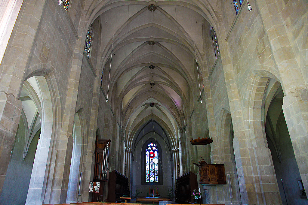 Kappel am Albis, ehemalige Zisterzienserabtei. Mittelschiff mit 4-teiligem Gewlbe Richtung Osten und Chor. Dieser mit geradem Abschluss. Wandgliederung nach deutschem Muster: Arkaden und Obergaden, ohne Triforium. Bau 1250-1310, diese Partie hochgotisch. Aufnahme vom 22. Mai 2010, 17:05