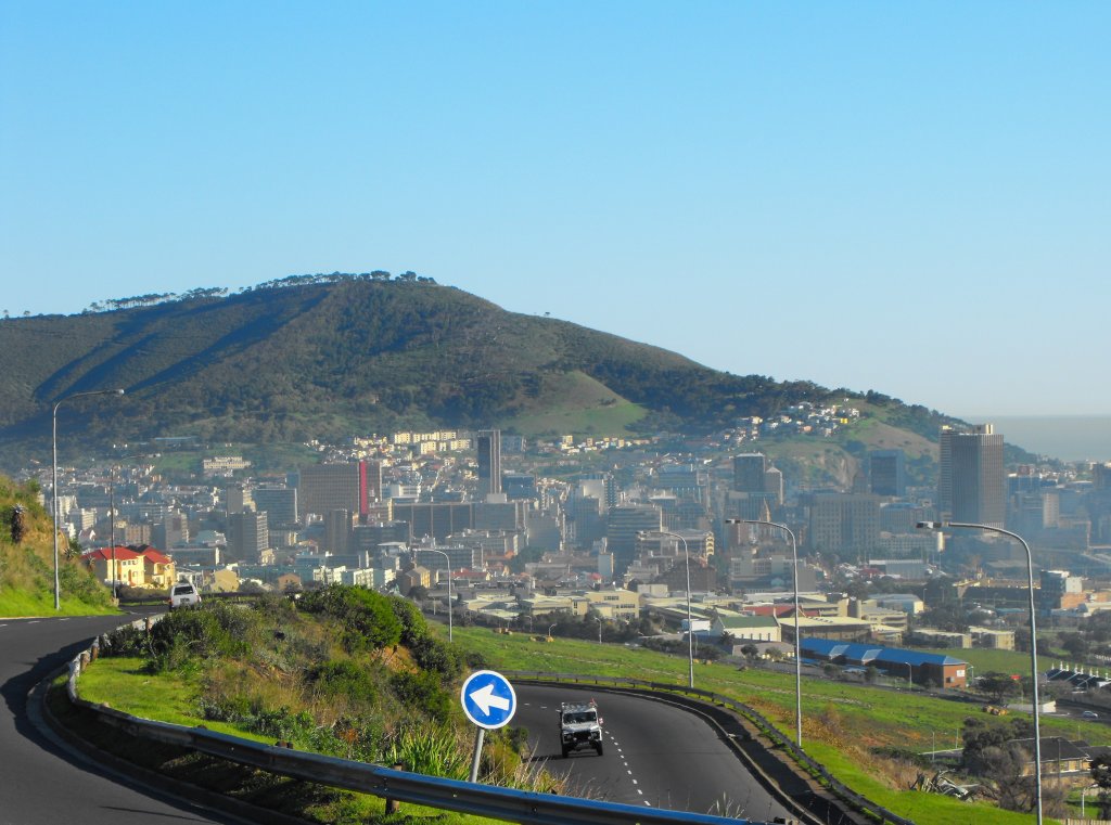 Kapstadt Down Town im herbstlichen Nebel mit Signal Hill. Aufgenommen vom De Waal Drive (M3). 13.06.2010