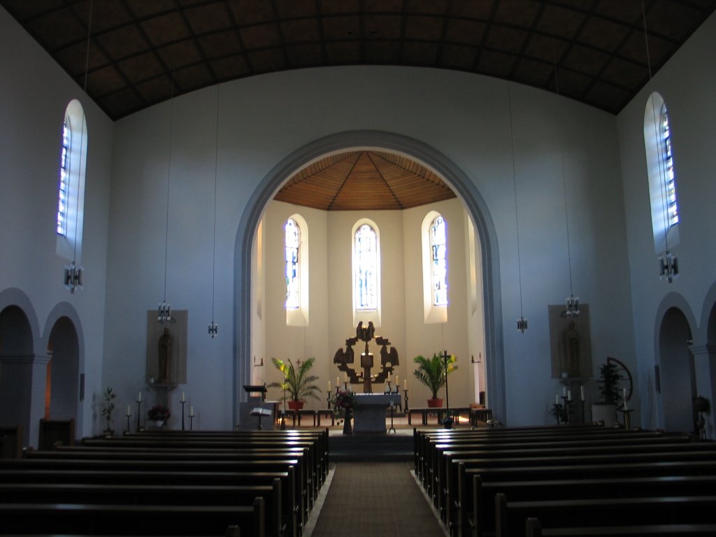 Kassel Rothenditmold die kath. Kirche St.Joseph. Erbaut 1906 auf dem Rothenberg von Kommerzienrat Peter Wegmann, Inhaber der Wagonfabrik Wegmann und Co. Im zweiten Weltkrieg sehr stark zerstrt und ausgebrannt wurde sie dann in vereinfachter Form wiederaufgebaut.