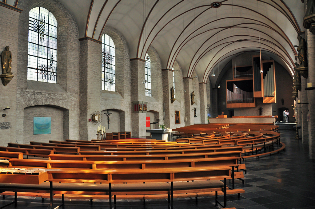 Kath. Kirche St. Mari Geburt in Monschau mit dem Seitenaltar und dem Halbrund der Bestuhlung - 24.09.2011