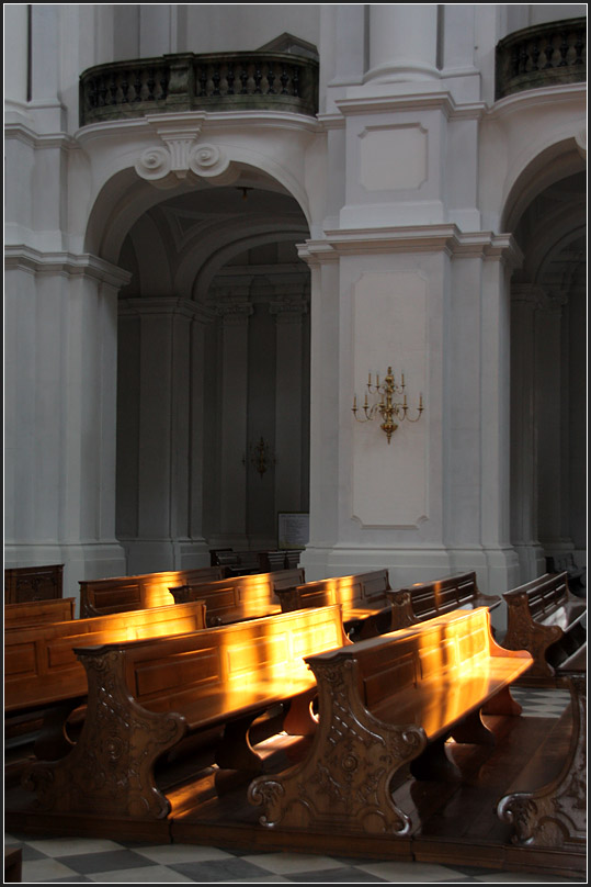 Katholische Hofkirche Dresden. Einfallendes Sonnelicht ins Hauptschiff bringt die Bnke zu Leuchten. 02.08.2009 (Matthias)