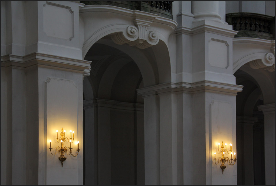 Katholische Hofkirche Dresden. Leuchter im Hauptschiff. 02.08.2009 (Matthias)