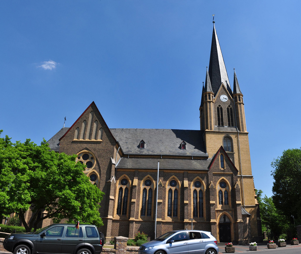 Katholische Pfarrkirche Sankt Evergislus in Brenig - 08.07.2010.
Die Aufnahme mute aus 2 Einzelaufnahmen zusammengesetzt werden.