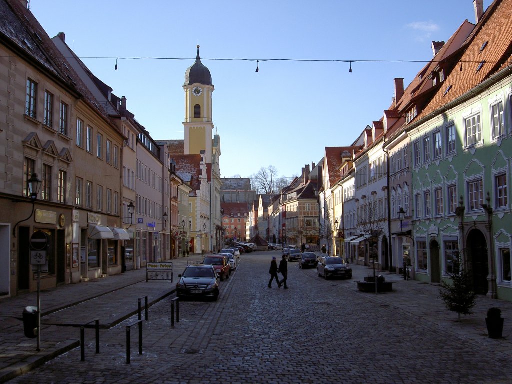 Kaufbeuren, Kaiser Max Strae mit Turm der Dreifaltigkeitskirche (15.01.2012)