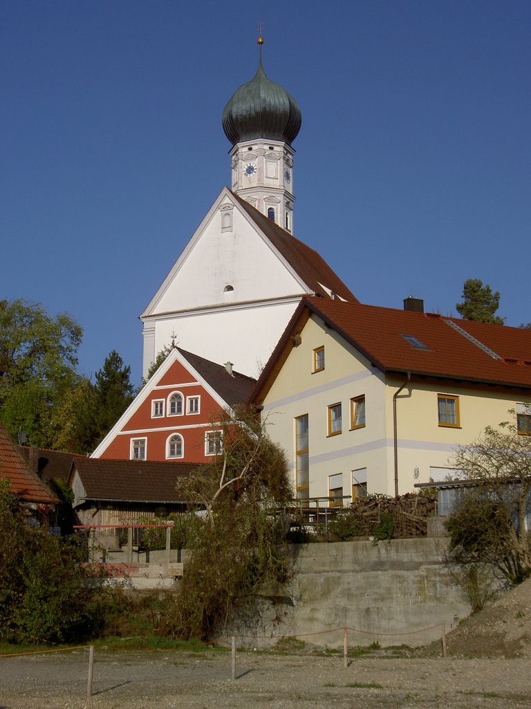 Kaufering, St. Johannes Baptist Kirche, erbaut von 1699 bis 1704 durch Baumeister 
Michael Natter, 65 Meter Kirchturm, Kreis Landsberg (22.10.2011)