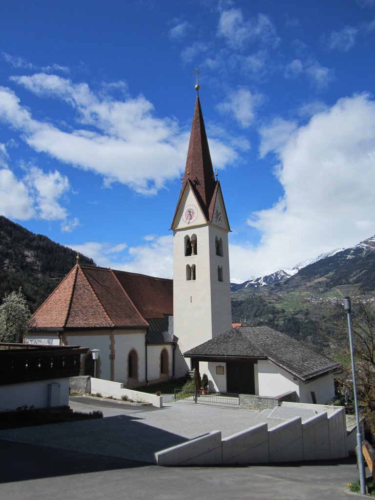 Kauns, St. Jakobus Kirche, erbaut 1900, Nordturm mit romanischen Teilen (28.04.2013)