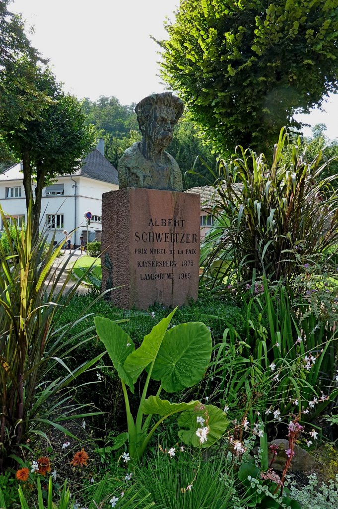 Kaysersberg, das Denkmal fr den Nobelpreistrger Albert Schweizer, der hier geboren wurde, Aug.2011