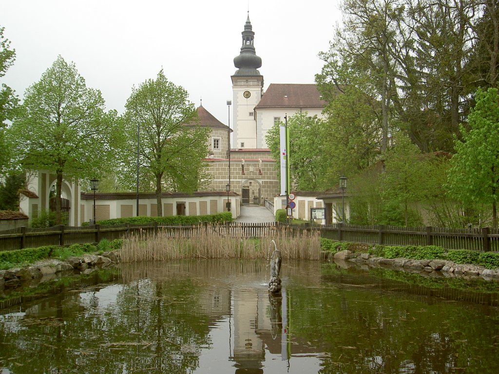 Kefermarkt, Schloss Weinberg, erbaut im 13. Jahrhundert und ab 1629 erweitert, heute Landesbildungs- und Musikzentrum (04.05.2013)