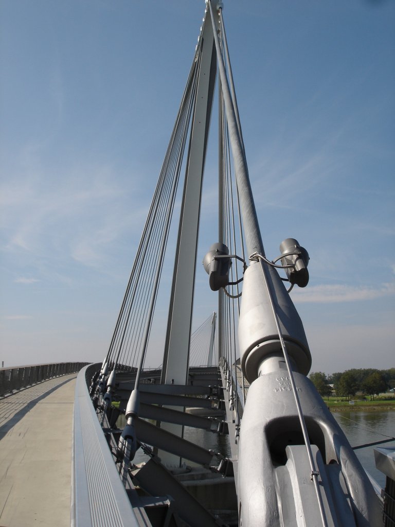 Kehl am Rhein/Baden,
Detailansicht der spektakulren Fugngerbrcke
ber den Rhein,
Sept.2006 