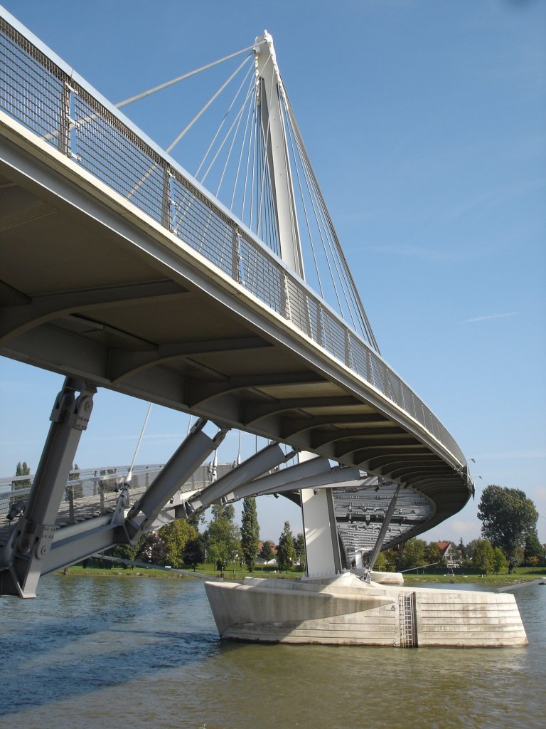 Kehl am Rhein/Baden,
extravagante Fugngerbrcke ber den Rhein,
hier vom franz.Ufer aus gesehen,
eine Schrgseilbrcke mit 177m Hauptspannweite, 2004 eingeweiht,
Sept.2006