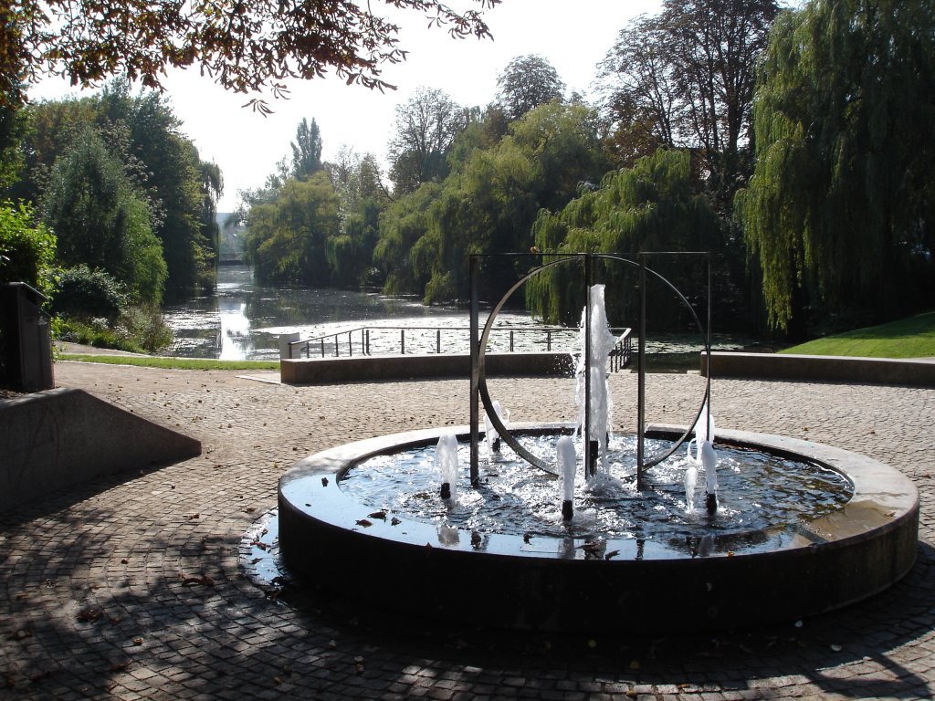 Kehl am Rhein/Baden,
Partie am Altrhein mit Springbrunnen,
Sept.2006