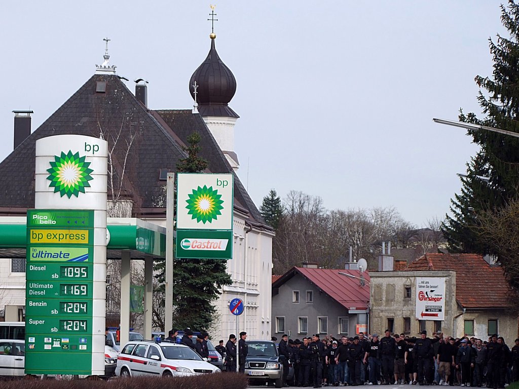 Keine Demo gegen Mibrauchsvorwrfe in der Kirche, kein Aufstand bzgl. der hohen Spritpreise, was dann?
Eine Horde LASK-Fan´s werden von der Polizei vom Bahnhof zum Stadion eskortiert;100403