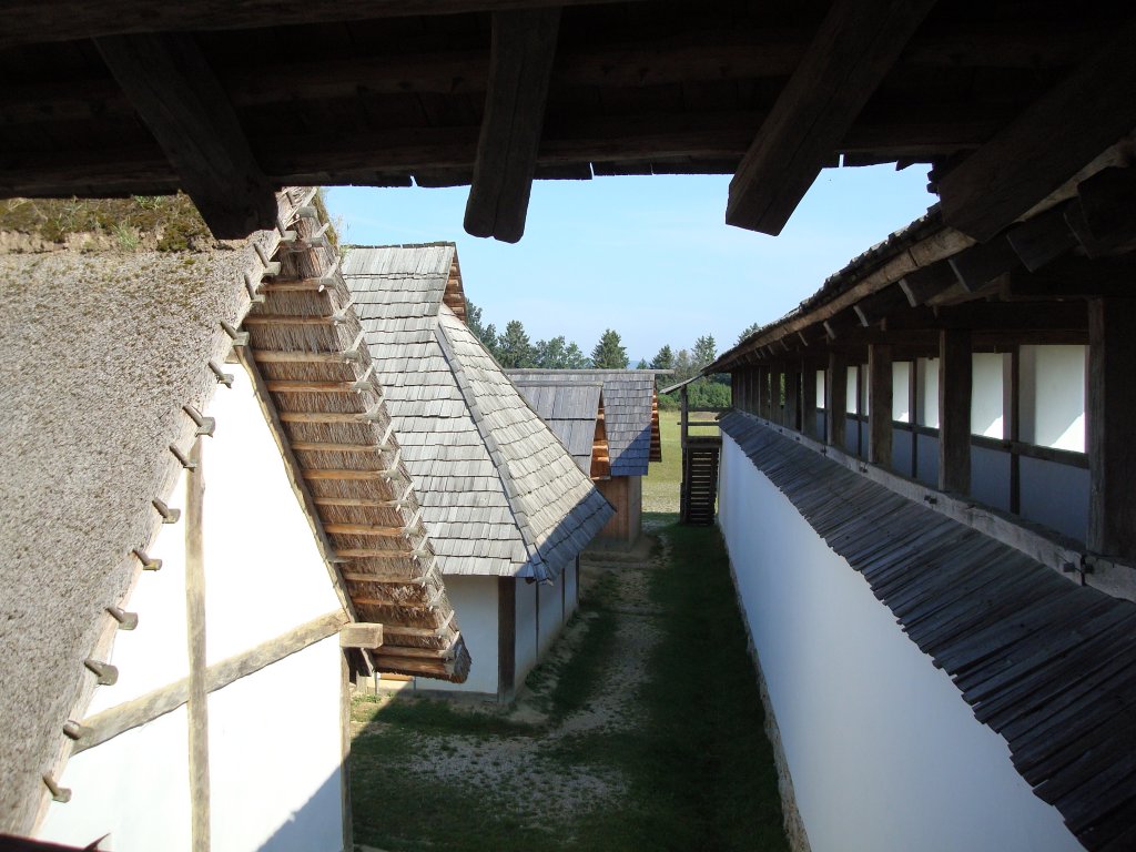 Keltenmuseum Heuneburg bei Herbertingen/Oberschwaben,
rekonstruierte Wehranlage und Huser,
nachweislich besiedelt vor ca. 2500 Jahren,
Aug.2008