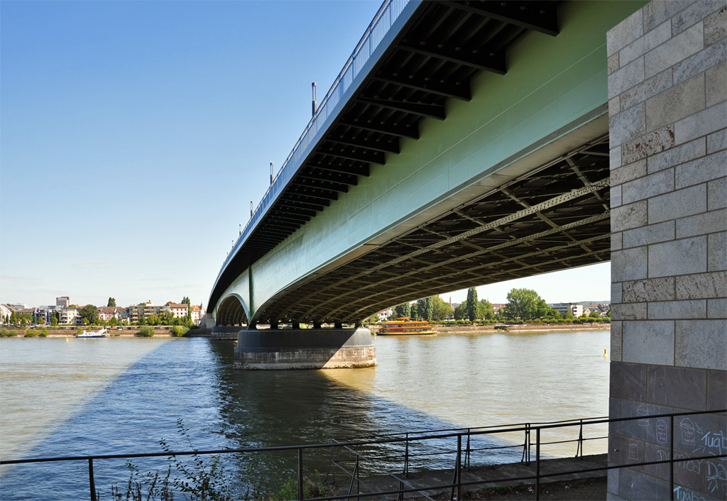 Kennedybrcke ber den Rhein, die Bonn mit Beuel verbindet - 07.09.2012