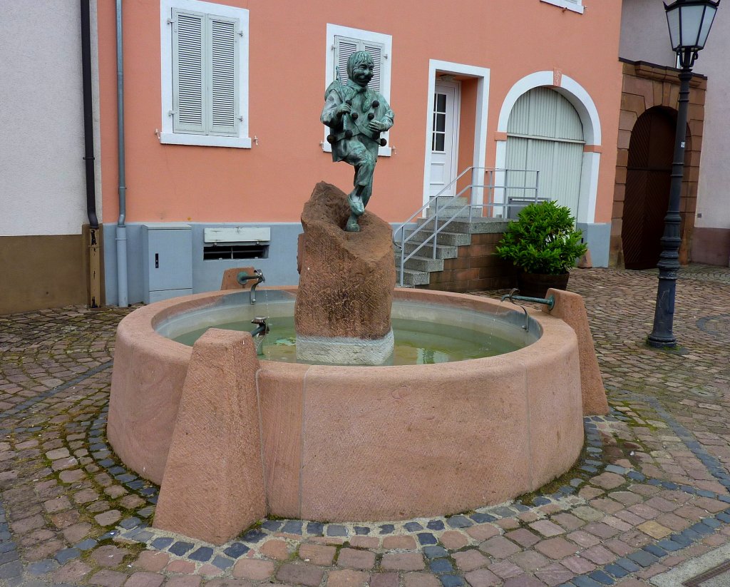 Kenzingen, der Narrenbrunnen, Juni 2012