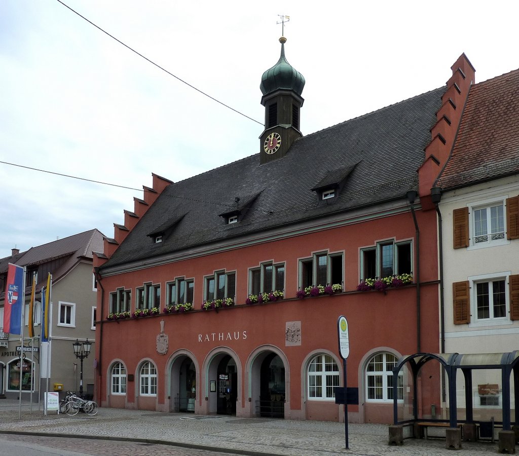 Kenzingen, das Rathaus, das Gebude im Renaissance-Stil wurde 1528 errichtet und ist seit 1537 Rathaus, 1965-67 umfassend restauriert, Juni 2012