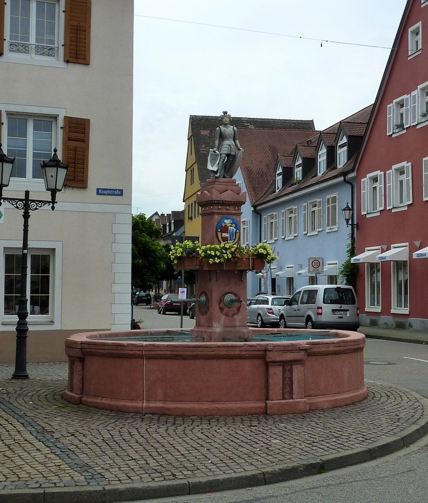 Kenzingen, der senberg-Brunnen von 1824, gewidmet dem Stadtgrnder Rudolf II. von senberg, Juni 2012