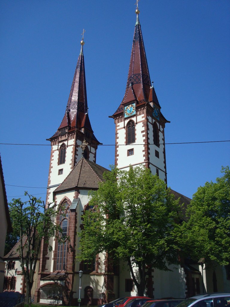 Kenzingen,
die gotische Stadtkirche St.Laurentius geht auf 1275 zurck,
die neugotischen Doppeltrme stammen vom Ende des 19.Jahrhunderts,
Mai 2010