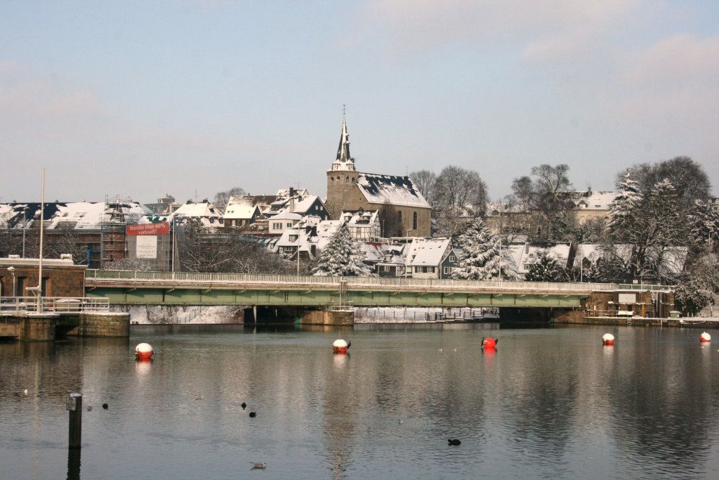 Kettwiger Ruhrbrcke mit der Marktkirche im Hintergrund.
4.1.2010