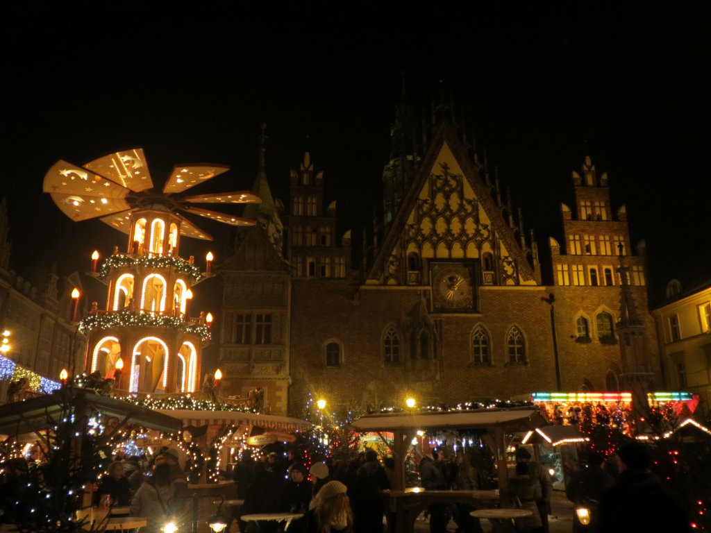 Kindelmarkt (Weihnachtsmarkt) Breslau (Wroclaw) im Dezember 2012. Pyramide vor dem Rathaus.