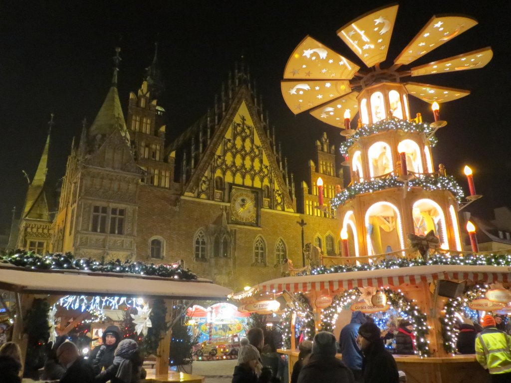 Kindelmarkt (Weihnachtsmarkt) Breslau (Wroclaw) im Dezember 2012. Pyramide vor dem Rathaus.