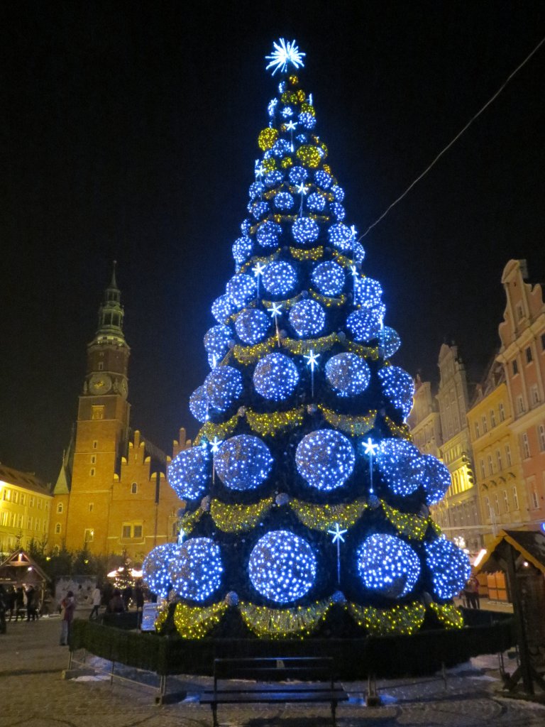 Kindelmarkt (Weihnachtsmarkt) Breslau (Wroclaw) im Dezember 2012. Rckseite vom Rathaus mit Weihnachtsbaum am Ring (Rynek)