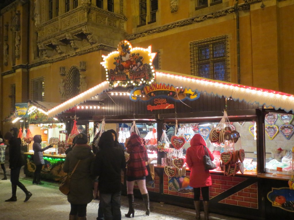 Kindelmarkt (Weihnachtsmarkt) Breslau (Wroclaw) im Dezember 2012. Stand  Se Spezialitten  neben dem Eingang zum Schweidnitzer Keller des Rathauses