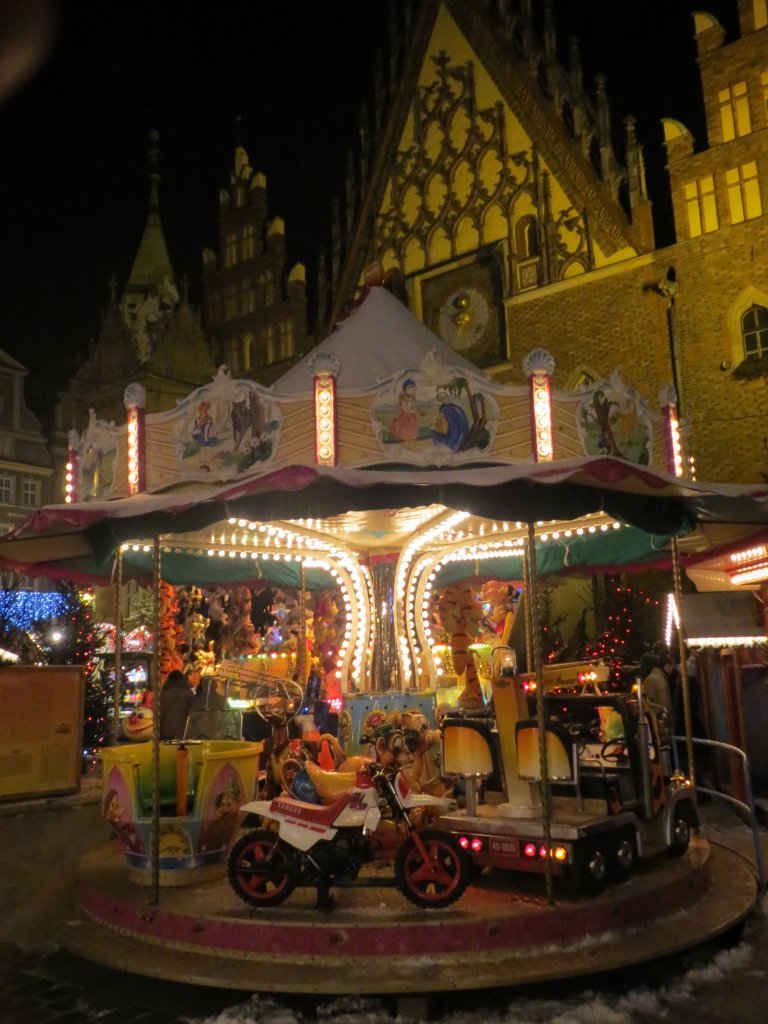 Kindelmarkt (Weihnachtsmarkt) Breslau (Wroclaw) im Dezember 2012. Karussell vor dem Rathaus.