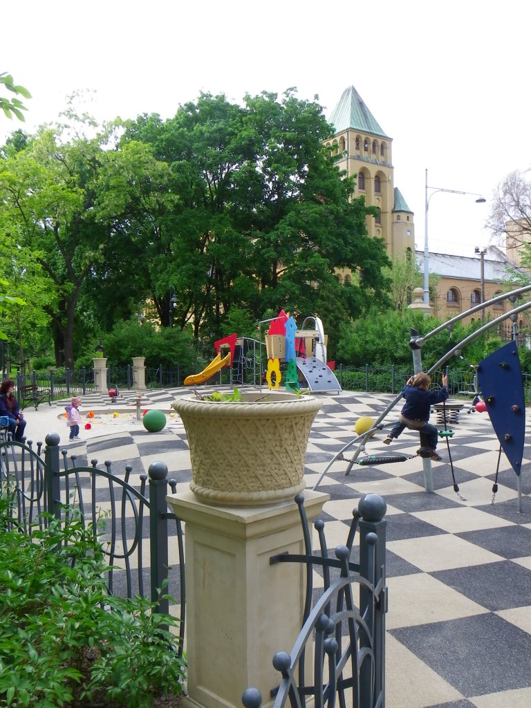 Kinderspielplatz auf dem Gelnde des Wrocławski Teatr Lalek (Breslauer Puppentheater) am Stadtgraben Breslau (Wroclaw) im Sommer 2012. Im Hintergrund der Turm der 1897 erffneten Schwimmhalle.