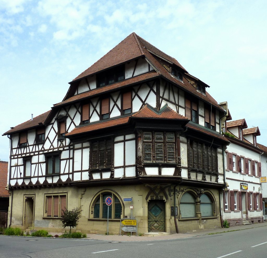 Kippenheim, aufgesetztes Fachwerk mit aufwndigem Erker, Juni 2012