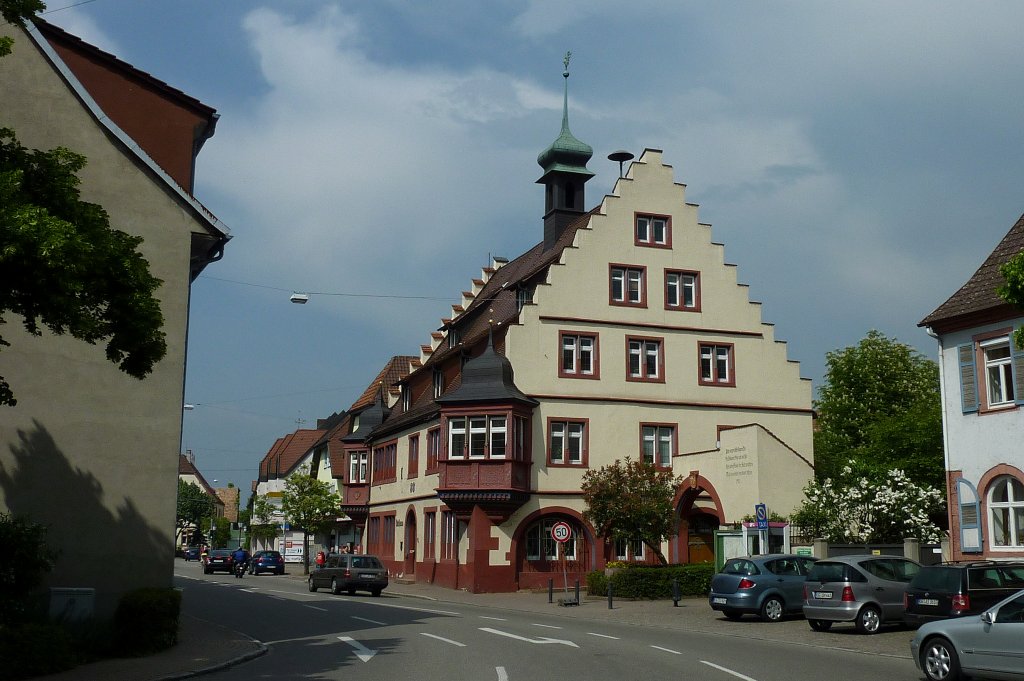 Kippenheim in der Ortenau, das Rathaus mit schnem Erker und Staffelgiebeln, Mai 2011