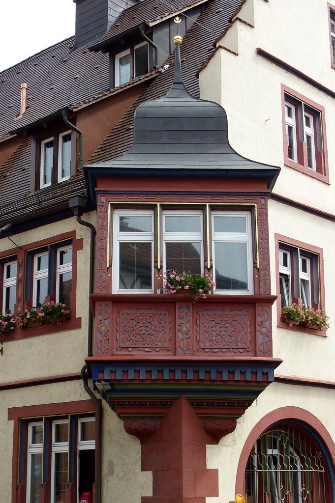 Kippenheim, schner Renaissance-Erker am 1610 erbauten Rathaus, Juni 2012