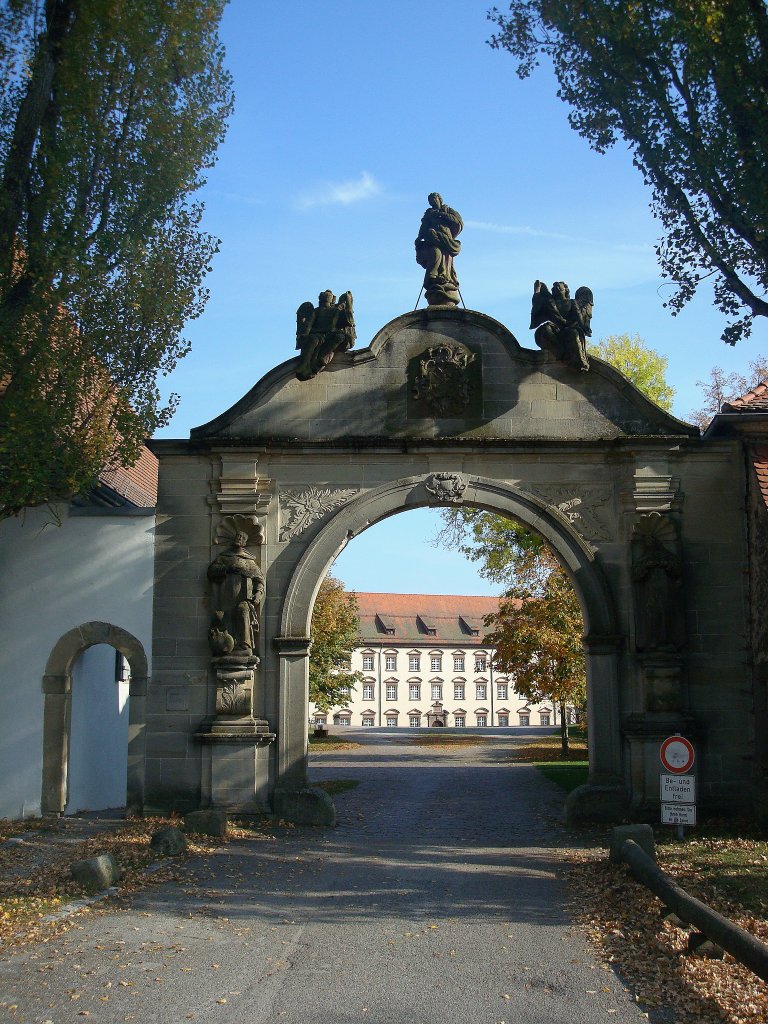 Kirchberg, das 1749 erbaute Eingangsportal des ehemaligen Klosters, Okt.2010
