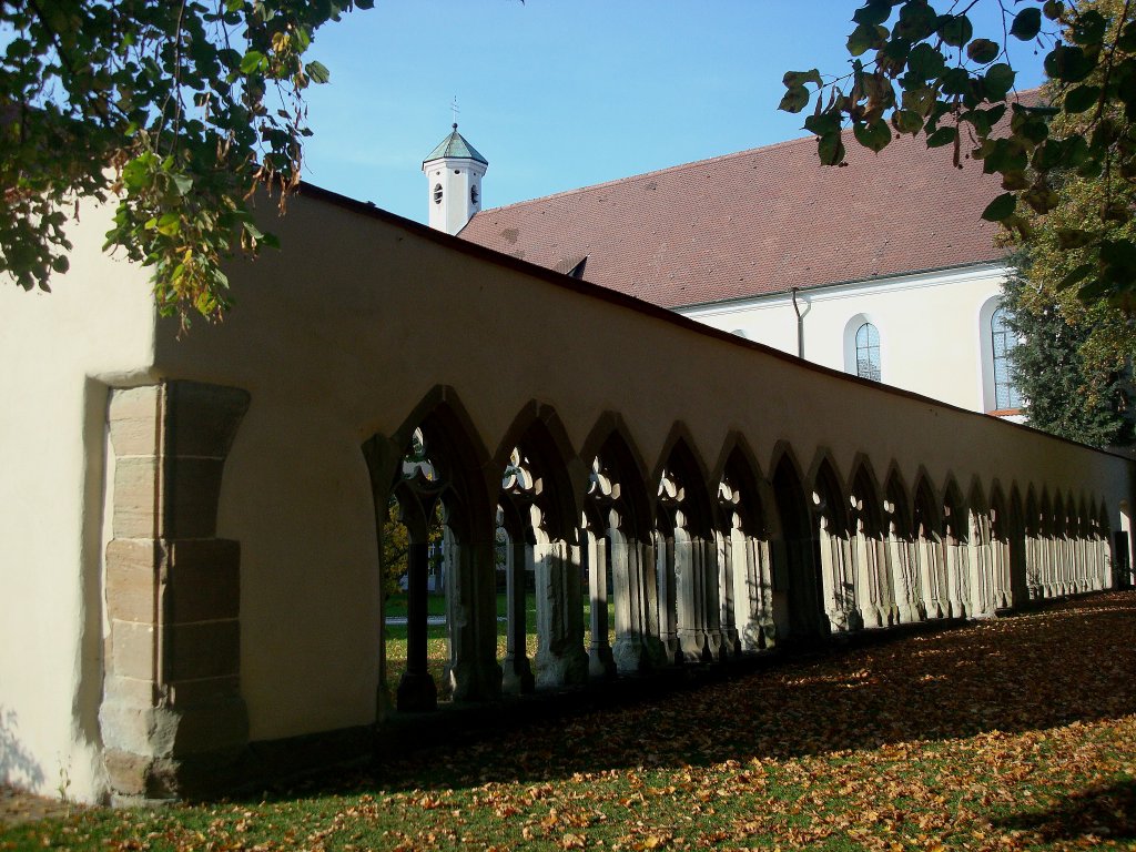 Kirchberg, der gotische Kreuzgang des ehemaligen Klosters stammt aus dem 13.Jahrhundert, dahinter die Johanniskirche von 1237, die 1688 barockisiert wurde, Okt.2010
