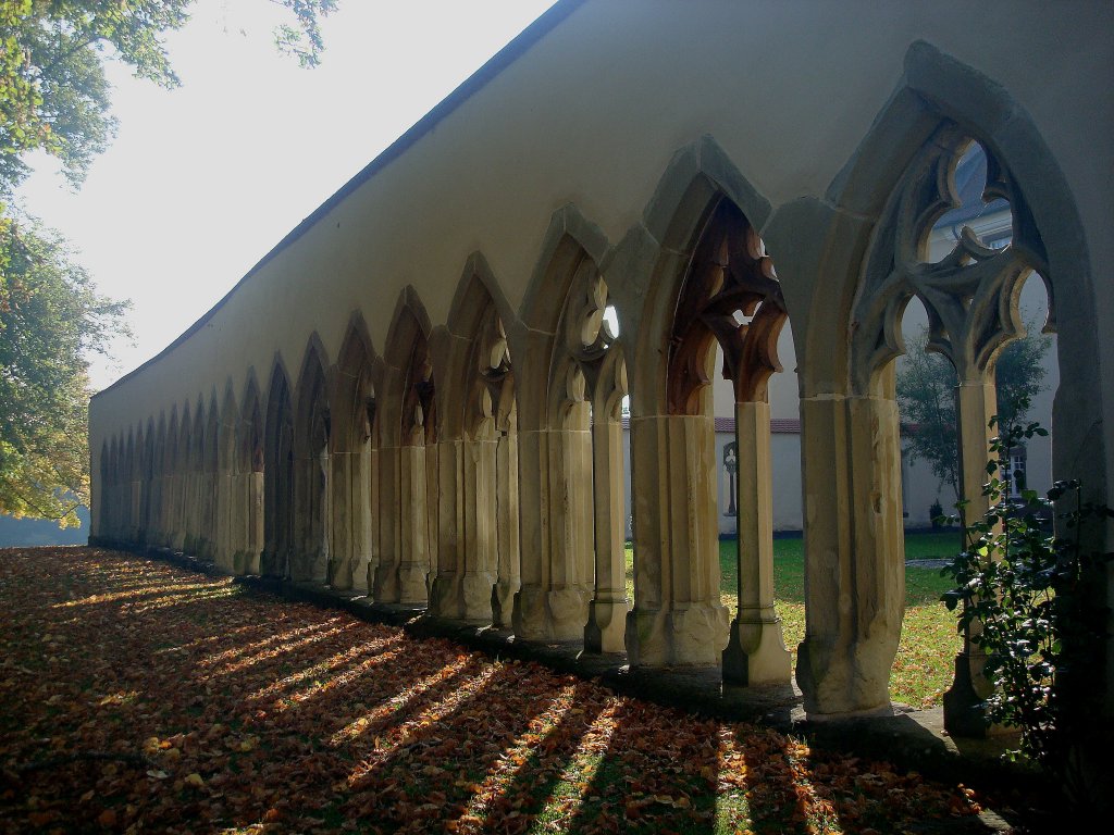 Kirchberg, gotische Kreuzgangarkaden des ehemaligen Dominikanerklosters aus dem 13.Jahrhundert, Okt.2010 