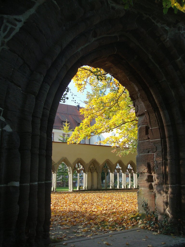 Kirchberg, die Pforte zum ehemaligen Nonnenfriedhof aus dem 13.Jahrhundert, einem Teil der Klosteranlage, die 1806 aufgelst wurde, Okt.2010