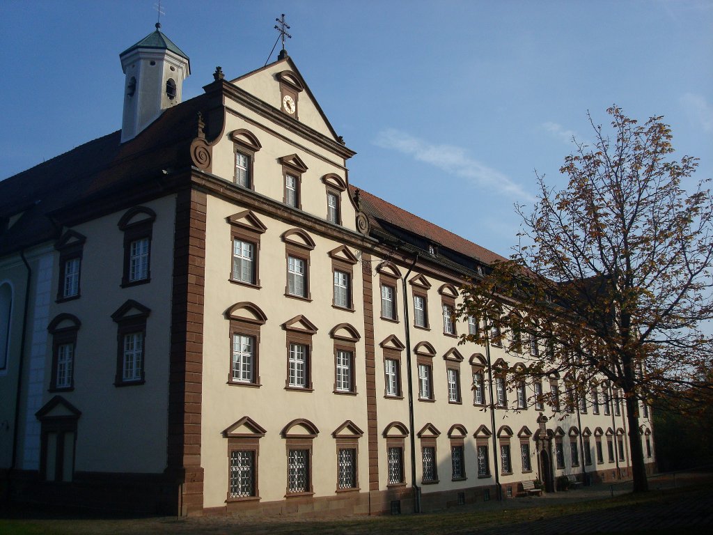 Kirchberg, der Westflgel des Konventbaus von 1733, Hauptgebude des ehemaligen Dominikanerklosters das 1806 aufgelst wurde, Okt.2010