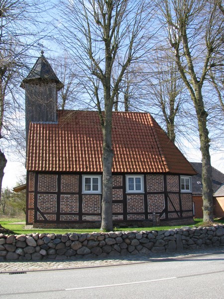 Kirche in Gallin (LWL) an der B 195, 15.04.2010