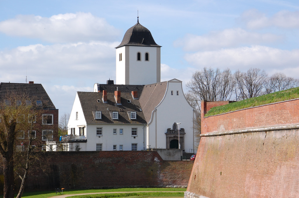 Kirche in Jlich.....Ansicht vom Sdeingang zur Zitadelle.....am 1. April 2012 aufgenommen. 