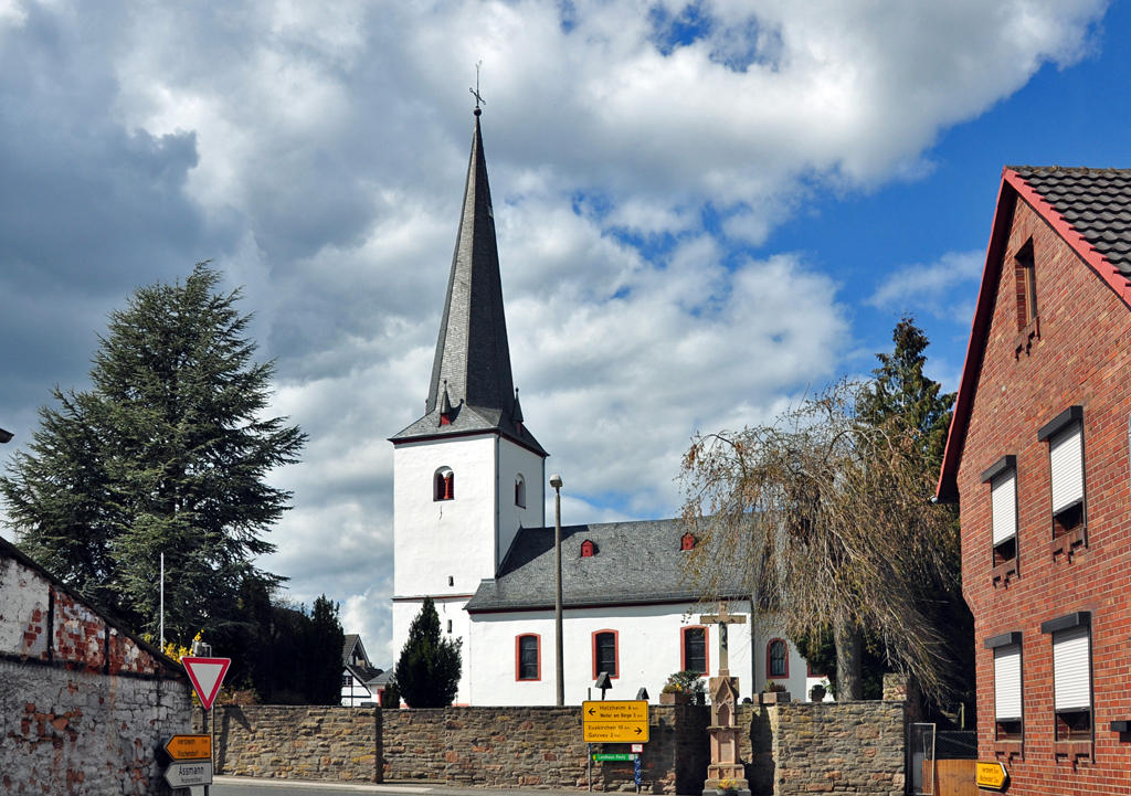 Kirche in Lessenich (kreis Euskirchen) 11.04.2012